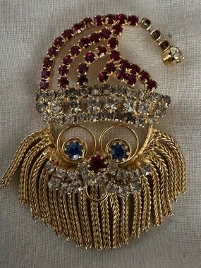 Vintage Santa Clause Brooch , fringe beard, blue eyes. Cute Christmas jewelry